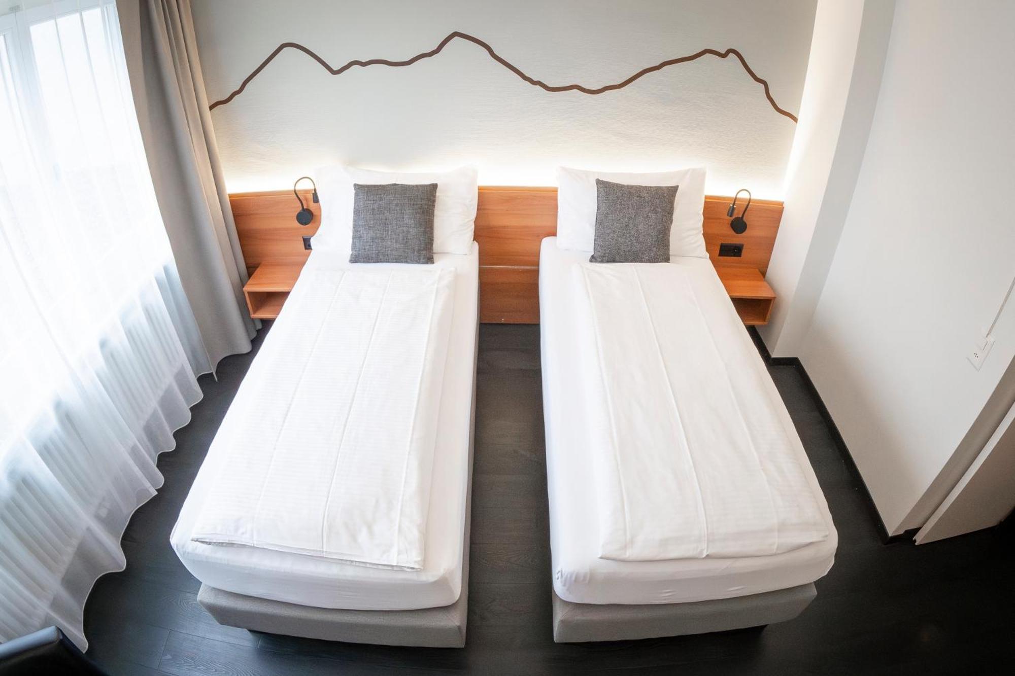 Hotel Merkur - West Station Lodge Interlaken Bagian luar foto