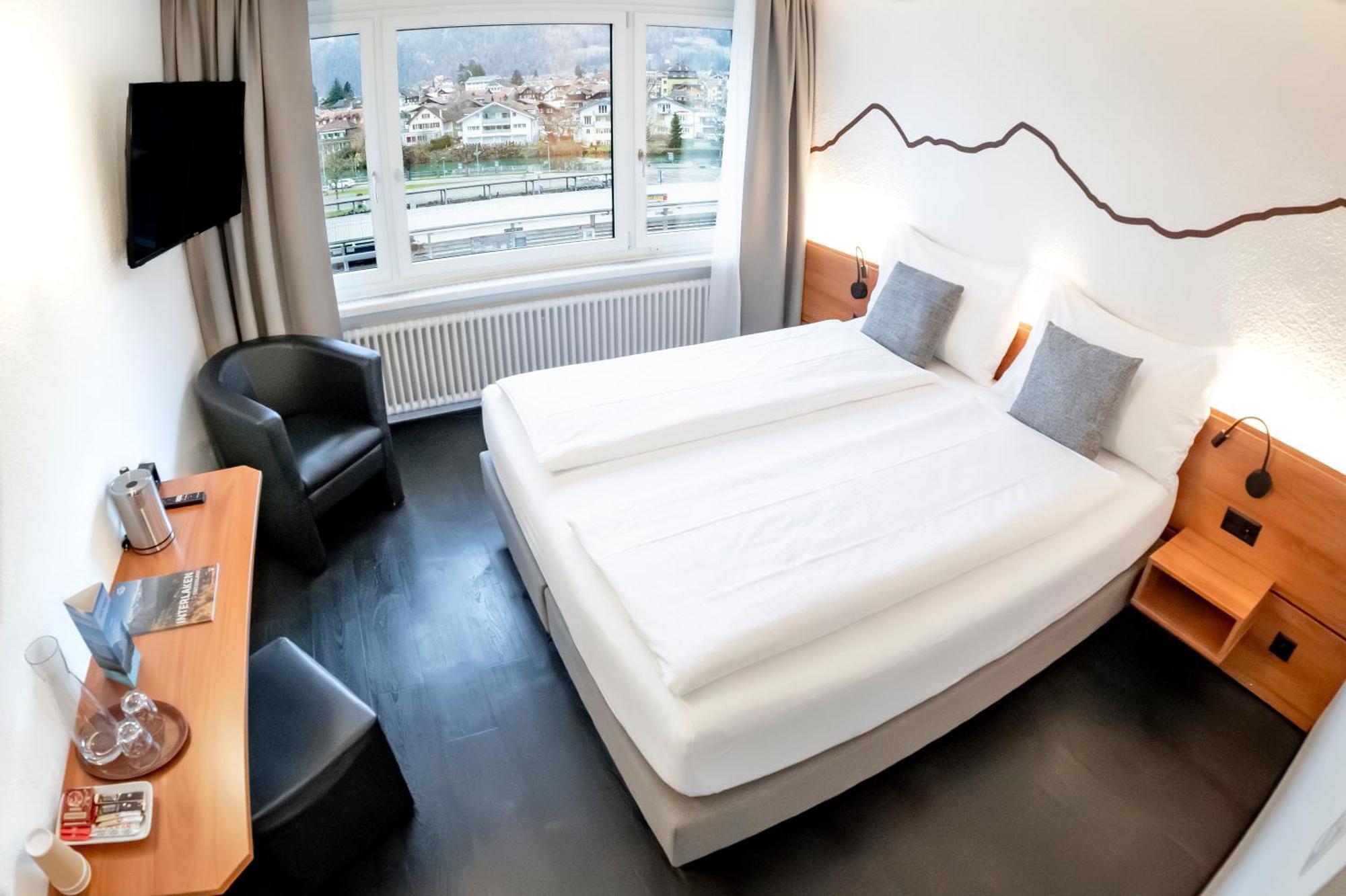 Hotel Merkur - West Station Lodge Interlaken Bagian luar foto